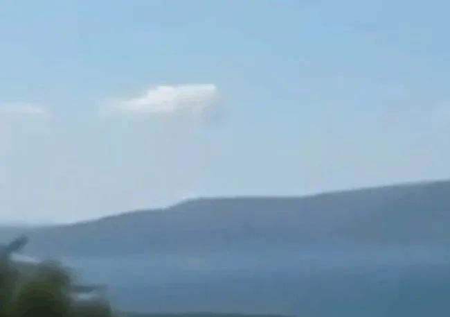 女子爬山时拍到空中不明飞行物, 疑似“UFO”, 细看后屏住呼吸!