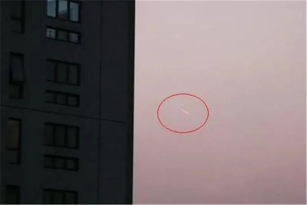 上海天空发现不明飞行物，自身冒黄光，不止一个在空中飞行！