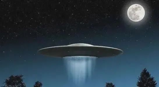 又来一个UFO！贵阳市民拍到新型不明飞行物，全身冒光，能加速飞行