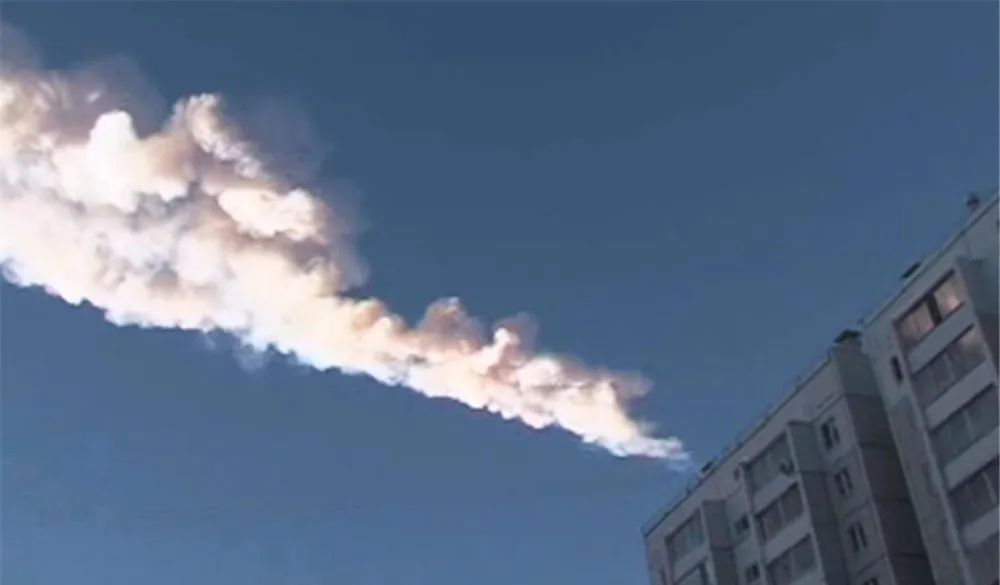 外星人在保护人类？俄罗斯上空划过一颗陨石，被不明飞行物击碎！