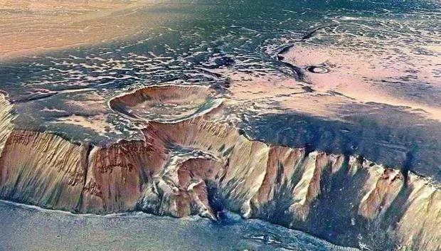 火星出现冰块，疑似12.5万年前的遗物，还有神秘的下雪现象