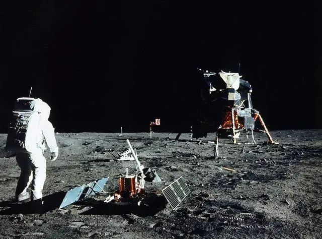 月球上发现187吨“废弃垃圾”，在宇宙中真的生活着外星人？