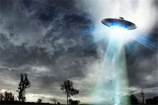 韩国上空发现白色不明物，悬停一段后消失，外星人的“UFO”？