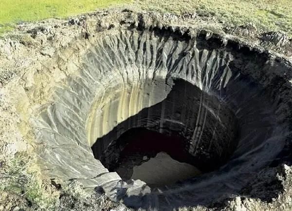 科学家发现多个“巨型坑洞”，在无人区出现，可能给人类带来威胁