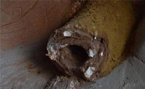 青海发现史前遗址，出土十万年前的铁管，网友：真是外星人留的？