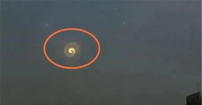 上海出现不明光点，螺旋状在空中停留10分钟，是外星人出现了吗？