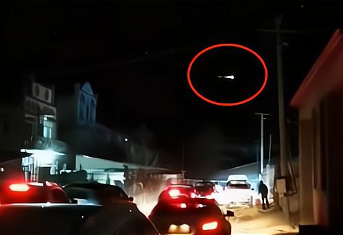 黑龙江：凌晨的空中惊现不明飞行物，难道世界上真的有UFO吗？