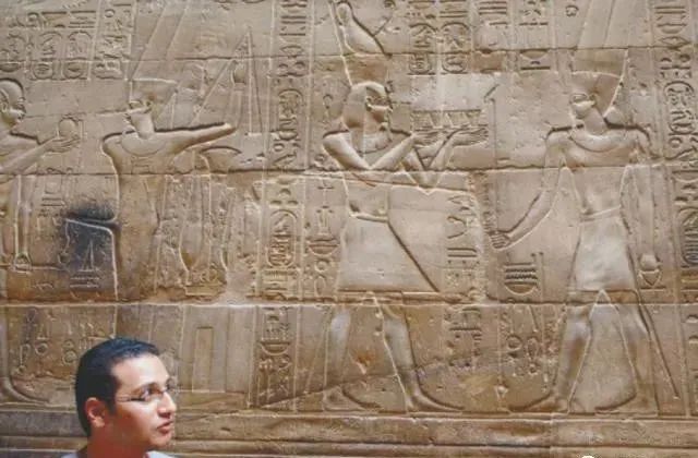 UFO突现埃及，一游客意外看见外星人进入金字塔，被吓得失禁！