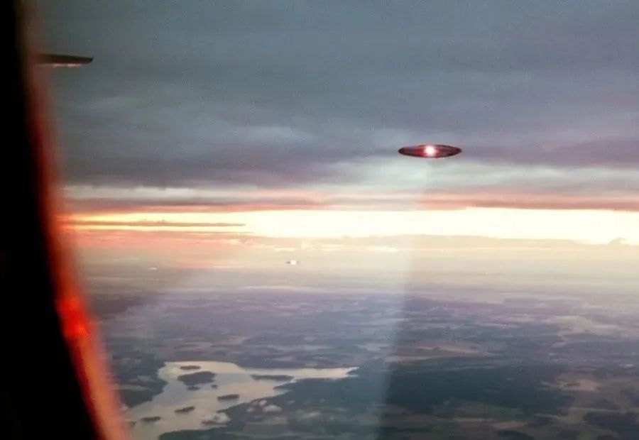 印尼现垂直坠落的不明物体，最后消失地平线，是巨型UFO来了吗？