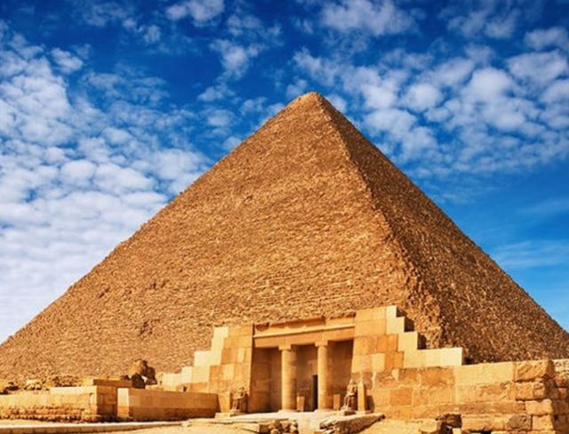 游客曾在埃及发现不明飞行物,外星人进入金字塔,他吓得失禁了