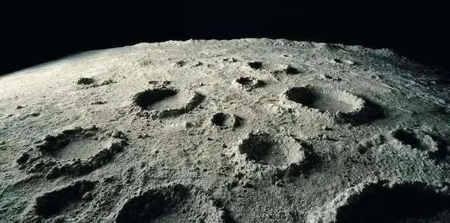 霍金曾多次警告：人类不要登月，月球背面有外星人的基地！