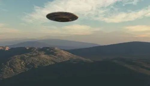 美国宇航员再次“偶遇”UFO，拍摄的照片清清楚楚，他们要干嘛？