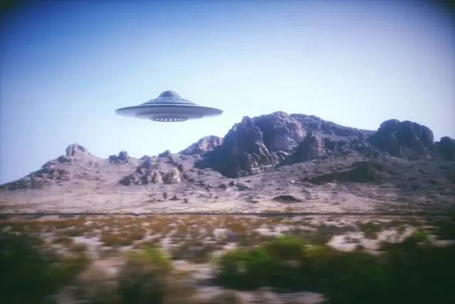 美国宇航员再次“偶遇”UFO，拍摄的照片清清楚楚，他们要干嘛？