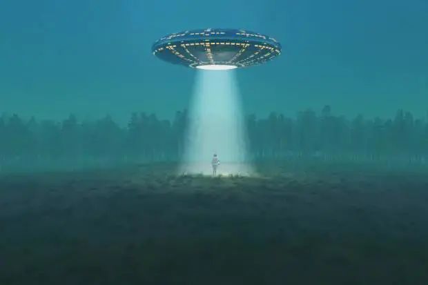 夜空突现发光螺旋体UFO，学者：6月UFO加紧现身，非为好事！