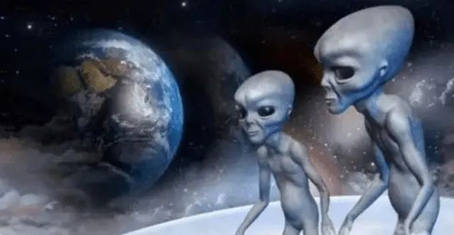 UFO突现埃及，一游客意外看见外星人进入金字塔，被吓得失禁！