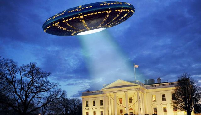 神秘山区惊现“时空之门”，雪白UFO从中飞出，外星人来地球了？