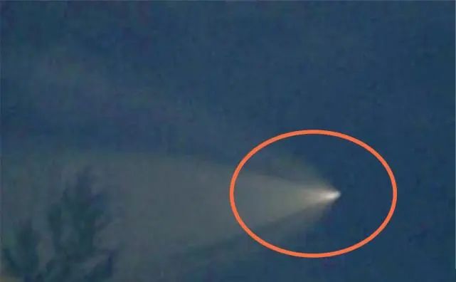 新疆上空出现不明飞行物，发出5道光芒，在空中悬停了5个小时！