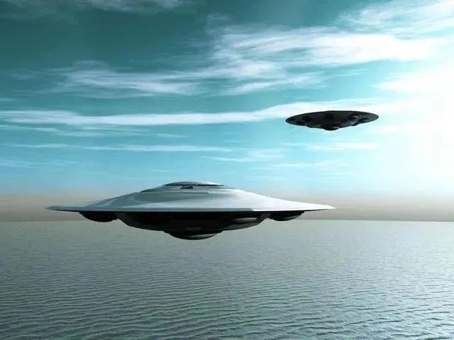 太阳附件出现UFO与海底“基地”有何关系？外星人到底藏身何地？