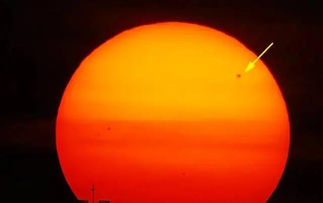 外星人在“偷取”能量？太阳表面疑出现UFO，这已不是第一次出现