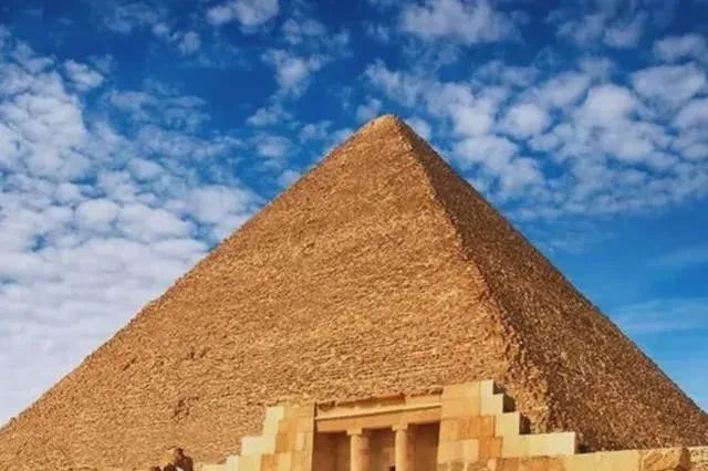 UFO突现埃及，一游客意外看见外星人进入金字塔，被吓得失禁！