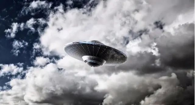 怎么又来一个“UFO”！在越南首都上空盘旋，看起来太可怕了