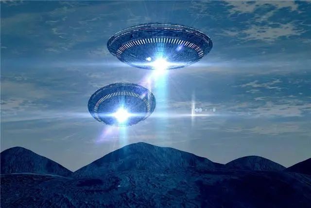 广东多地发现不明飞行物，释放出明显光芒，会是外星人吗？