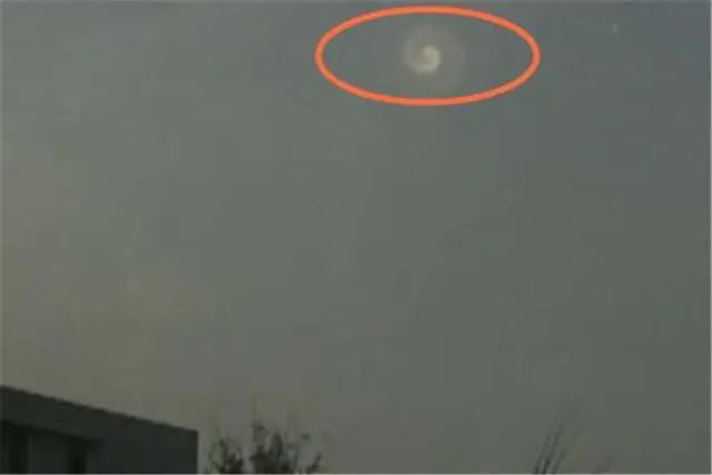 上海曾出现不明飞行物，螺旋状光点停留十分钟，是外星人来了吗？