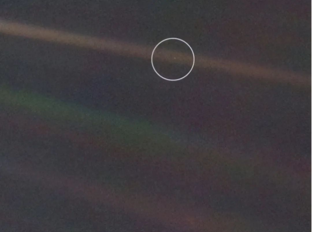 飞行228亿公里后，旅行者1号拍一张照片，科学家看后陷入沉思