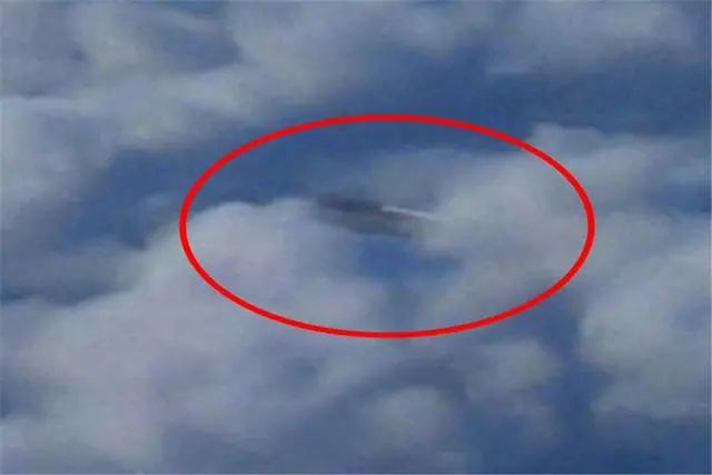 不明飞行物频繁出现，美国上空的“三棱柱UFO”，外星人的杰作？