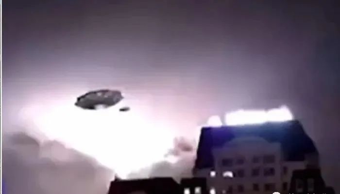 闪电UFO现身越南夜空，诡异场面引得众人尖叫！