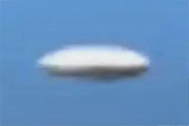 韩国上空发现白色不明物，悬停一段后消失，外星人的“UFO”？