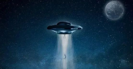 国际空间站被外星人锁定? NASA直播时出现UFO, 这到底是什么?