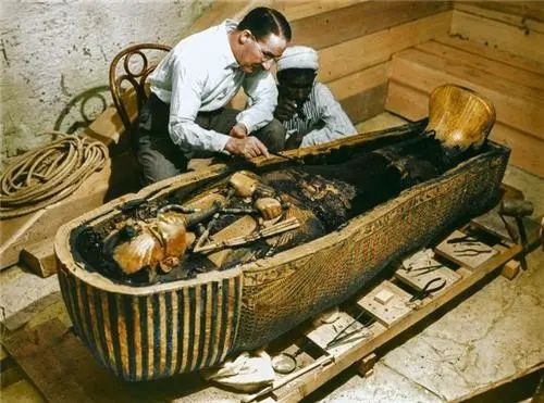 埃及法老墓出土2件奢华配饰，专家：或是外星人遗留之物