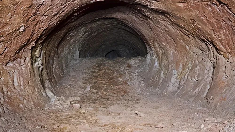 巴西发现一条1万3千年前的隧道，地质学家进入后：建造者不是人