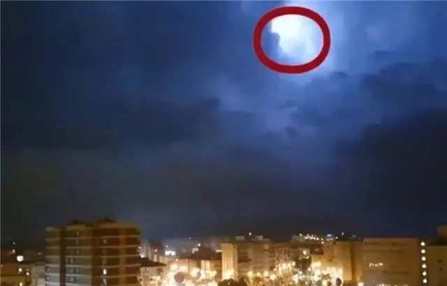 美国发布3段UFO视频后，西班牙上空，再次出现不明飞行物！
