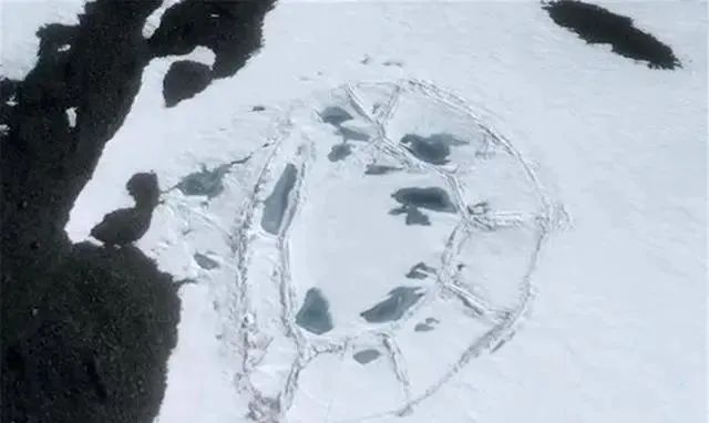 卫星南极拍到不明图案，长度超过120米，正在向外星人传递信息？