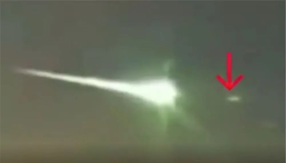 外星人在保护人类？俄罗斯上空划过一颗陨石，被不明飞行物击碎！