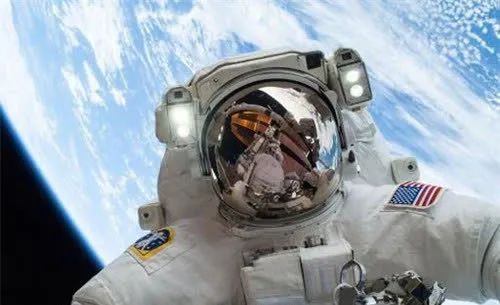 美国宇航员在太空遨游，意外发现地球上有只“巨眼”，紧盯着太空