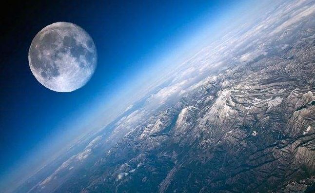 ​月球发生诡异事件，出现了不该出现的东西？是谁在干预人类？