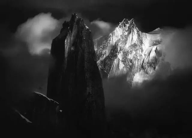 网友拍到一张照片，昆仑山上空出现“神秘人影”，神仙在渡劫？