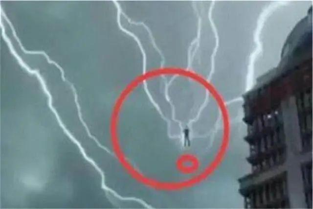 网友拍到一张照片，昆仑山上空出现“神秘人影”，神仙在渡劫？