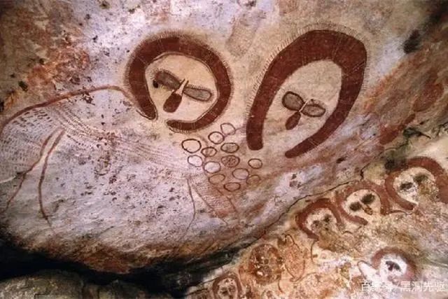 科学家发现5000年前的壁画，图案形状怪异，像外星人的脑袋！