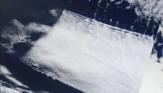 美国上空出现方形“云团”！专家猜测：外星人用黑科技监视地球