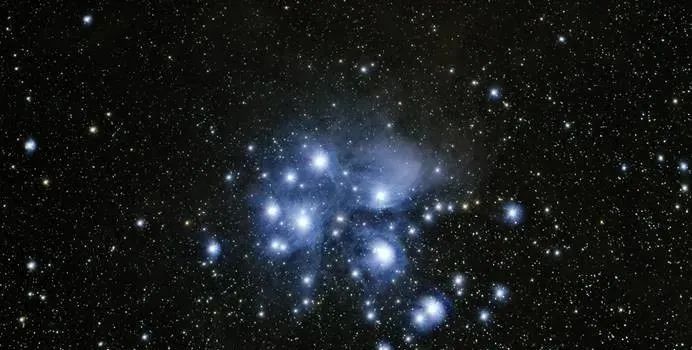 太不可思议了！近500颗恒星同时诞生，疑被神秘力量统一操控！
