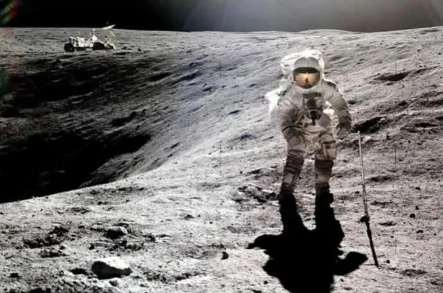月球上跳高是地球的6倍？美国宇航员：当年跳起来差点命都没了！