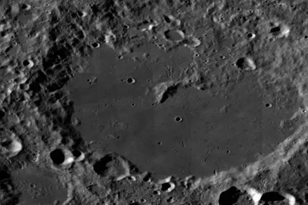 月球的背面到底藏有多少秘密？嫦娥四号探测器发现2100万亿吨异物