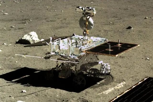 月球的背面到底藏有多少秘密？嫦娥四号探测器发现2100万亿吨异物