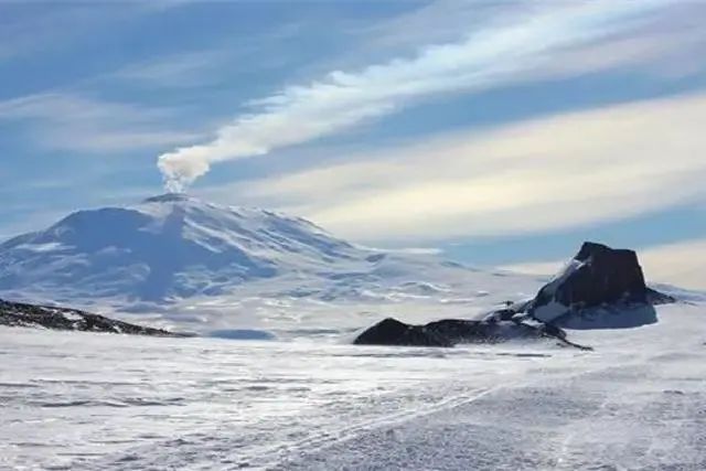 南极发现锯齿状冰墙，长达10公里，是外星人留下的痕迹？