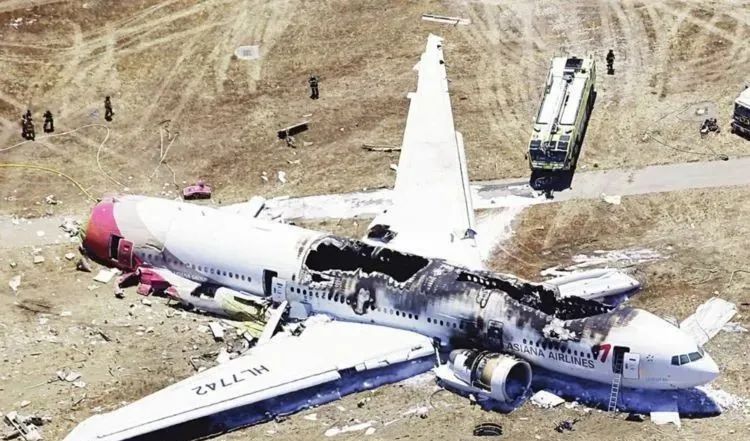 客机离奇失踪，40多年后被发现，飞机完好无埙，乘客不知去向！