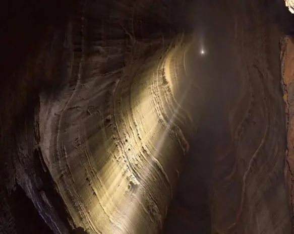 地球上最深的洞穴中，发现地底神秘世界，或存在地心世界入口
